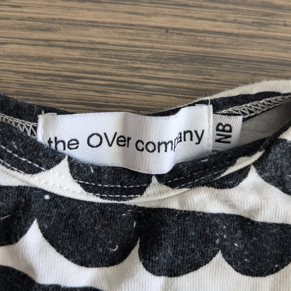 The OVer Company newborn baby gown + hat - Picture 2 of 3